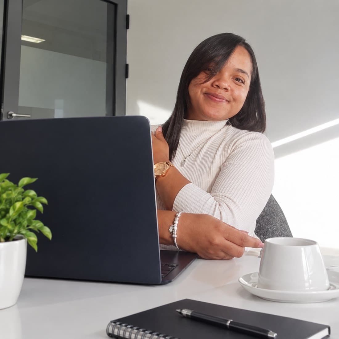 Portrait de Mamy Seheno Ramahandry à son bureau